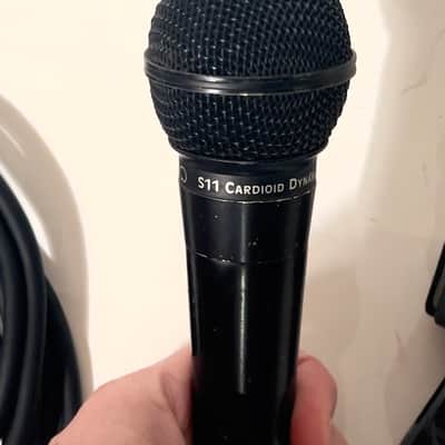 Samson S11 Cardioid Dynamic Microphone Kit with 20 foot XLR cable and clip image 2