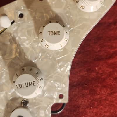 Kinman AVn-69 Zero-Hum Loaded Strat Pickguard White Pearloid/White Covers image 2