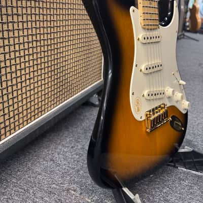 Fender 50th Anniversary American Deluxe Stratocaster 2004 - Sunburst image 3