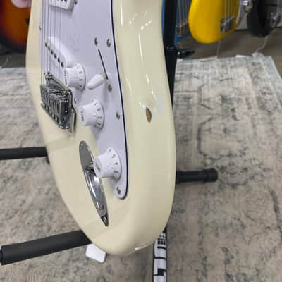 Squier Affinity Series Stratocaster with Maple Fretboard - Olympic White image 9