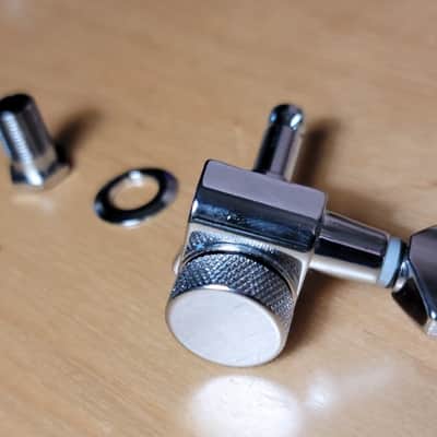Tuner Set - Staggered - Locking - 6 In Line - Bass Side RH- Chrome image 4