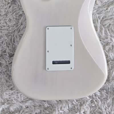 Fender Player II Stratocaster, Rosewood Fingerboard, White Blonde Finish - MIM image 2