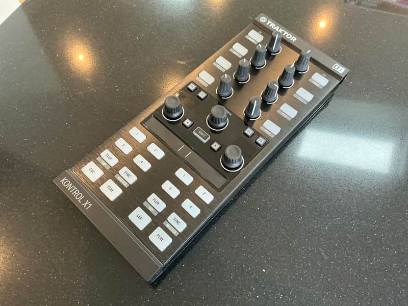 Native Instruments Traktor Kontrol X1 2010s - Black image 1