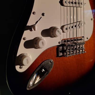 Squier Classic Vibe '60s Stratocaster Left-Handed with Laurel Fretboard 2019 - Present - 3-Color Sunburst image 11