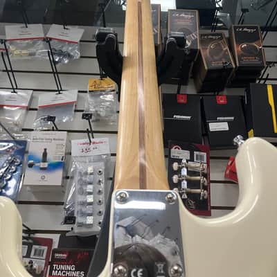 Fender Standard Stratocaster with Maple Fretboard 1998 - 2005 - Arctic White image 7