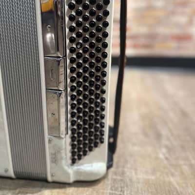 Estella Model III Electric Accordion image 3