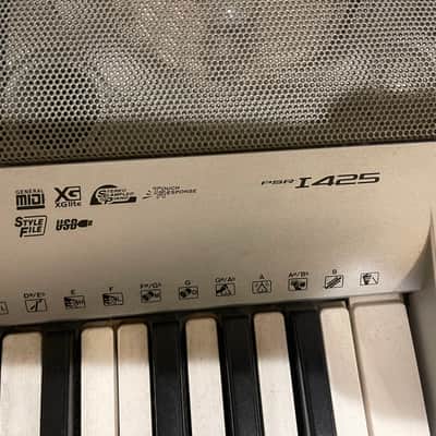 Yamaha PSR I425 2010 Keyboard with stand image 3