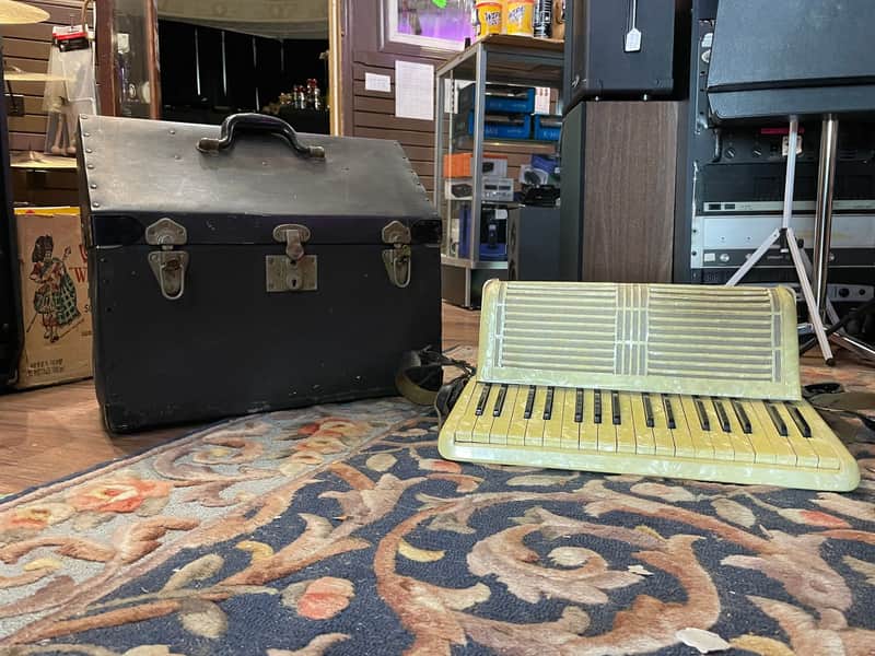 Hohner Verdi 1 Accordion with Case (Keys Need Repairing) image 1