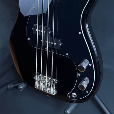 Squier Classic Vibe 70's Precision Bass 4-String Bass Guitar Gloss Black Finish (411) image 4