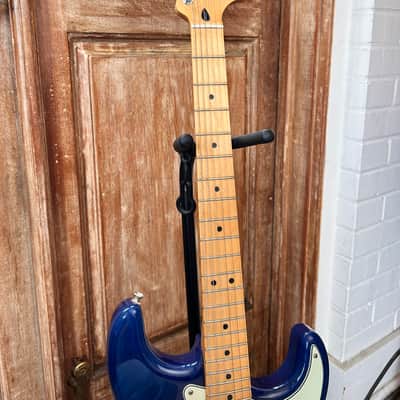 Fender Deluxe Players Stratocaster with Maple Fretboard 2019 - Sapphire Blue Transparent image 4