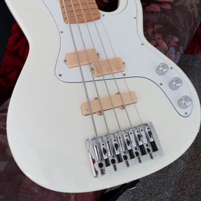 Carvin PB5  5 string bass image 3