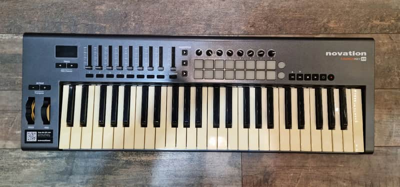 Novation Launchkey 49 midi keyboard controller, boxed image 1