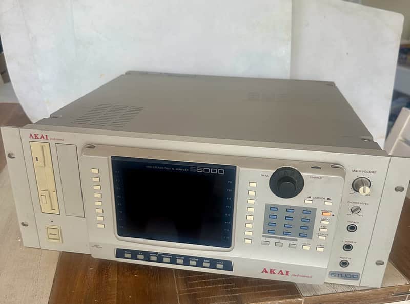 Akai S6000 MIDI Stereo Digital Sampler 1999 - White image 1