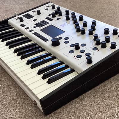 Modal Electronics 001 Hybrid Digital / Analog 2-Voice Synthesizer 2010s - White image 4