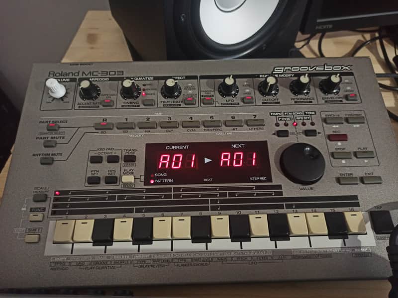 Roland MC-303 Groovebox 1990 - 1998 - Silver image 1