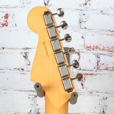 Fender - American Professional Classic Stratocaster - Electric Guitar - HSS - Maple Fingerboard - 3-Color Sunburst - w/ Deluxe Gigbag image 6