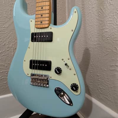 Fender Noventa Stratocaster 2021 - 2023 - Daphne Blue hardshell case image 4