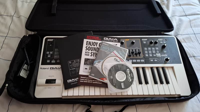 Roland SH-01 GAIA 37-Key Digital Synthesizer 2010 - 2012 - White image 1