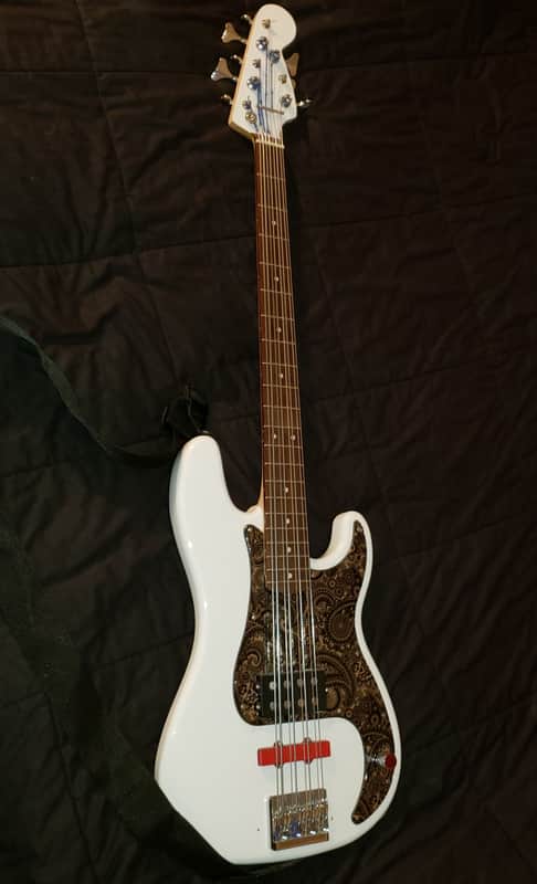 Squier Pbass 2018 White image 1