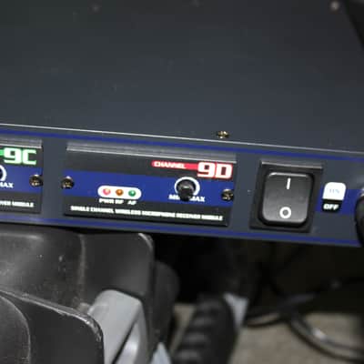 VocoPro UHF-5800 Plus 4-Mic Wireless System with Case image 5