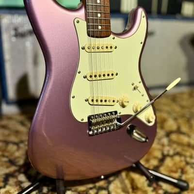 Limited Edition Squier Classic Vibe Stratocaster '60s Rosewood Fretboard - Burgundy Mist image 2