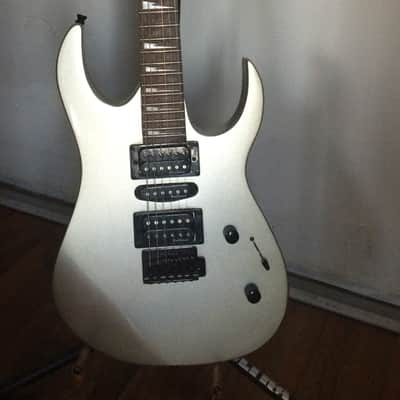 Spectrum AIL 95SS Custom Pro "Shark" Style Electric Guitar - Silver image 3