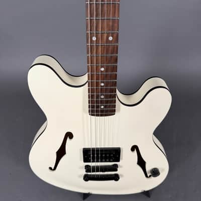 Fender Tom Delonge Starcaster, Satin Olympic White 3,1 kg inkl. Gigbag image 14