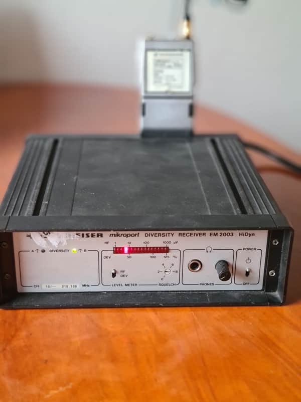 Sennheiser Sennheiser EM2003 True Diversity Receiver + SK2012 Transmitter – 210.700 MHz – Classic Pro System image 1