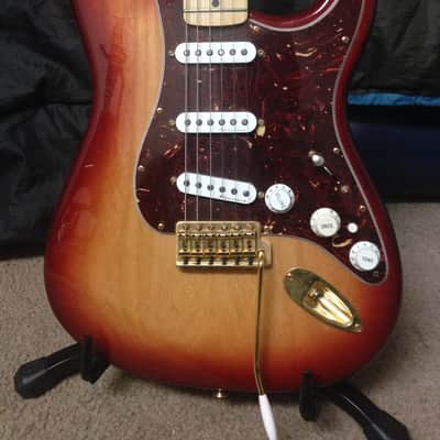 Fender Deluxe Series MIM Special Edition Stratocaster 2006 Cherryburst image 3