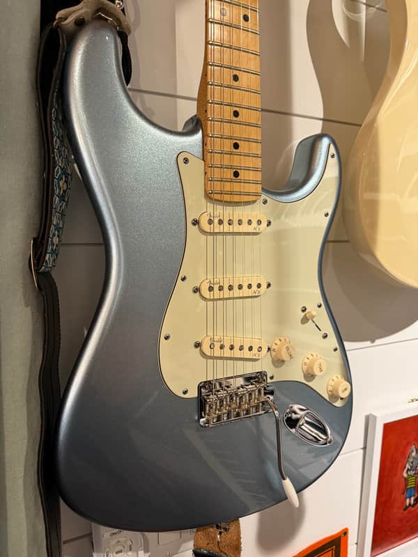 Fender American Deluxe Stratocaster Plus w/OHSC, 3 Personality Cards Mystic Ice Blue image 1