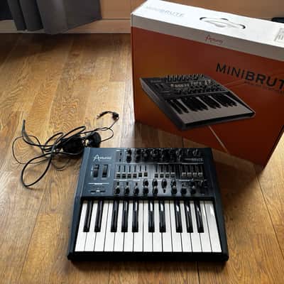 Arturia MiniBrute 25-Key Synthesizer 2012 - 2018 - Black image 1