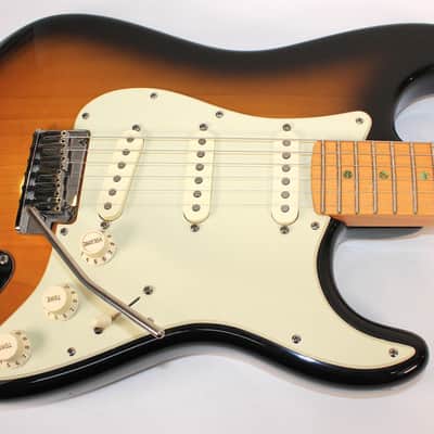 2005 Fender US Stratocaster Deluxe • 2005 • Tobacco Sunburst • Excellent Original Condition • Original Tweed Case image 4