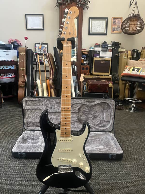 Fender Stratocaster 2017 - Black gloss image 1