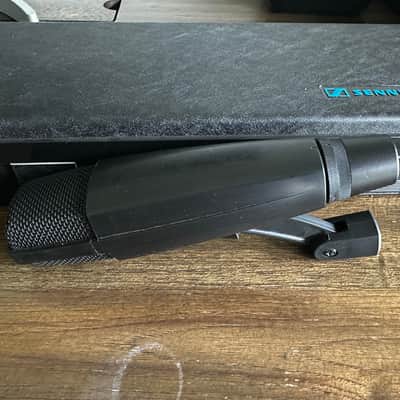 Sennheiser MD 421 II Dynamic Microphone w/ Clip & Case – Tested Working image 2