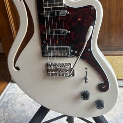 D'Angelico Premier Series Bedford SH Limited Edition Electric Guitar with Tremolo 2021 - Champagne image 3