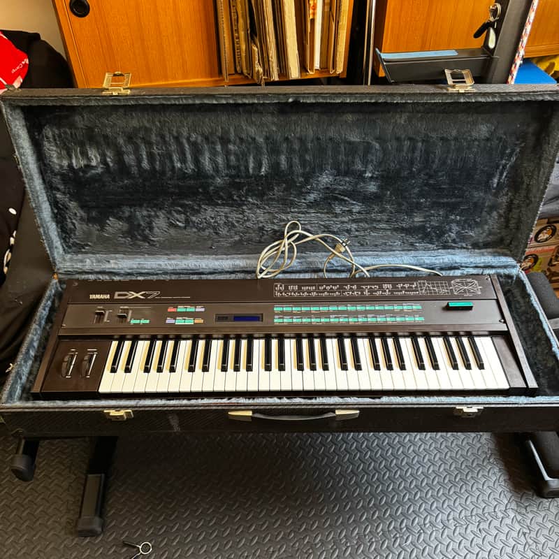 Yamaha DX7 Synth - EXCELLENT - Full SERVICED + hard case image 1