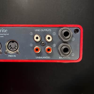 Focusrite Scarlett 2i4 - Red image 6