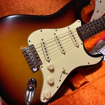 Fender American Vintage II '61 Stratocaster 2022 - Present - 3-Color Sunburst image 2