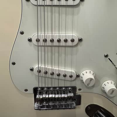 Fender Standard Stratocaster with Maple Fretboard 2011 - 2014 - White image 3