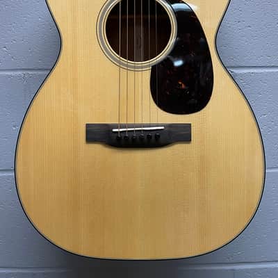 Martin Acoustic Guitar 00-18 Standard Series image 2