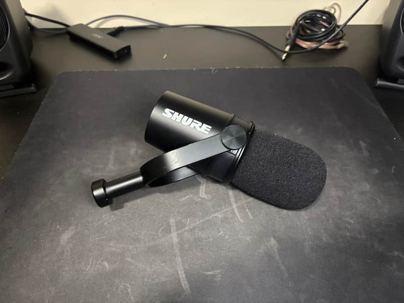 Shure MV7X Cardioid Dynamic Podcast Microphone 2020 - Present - Black image 1