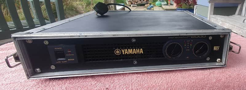 Yamaha Power Amplifier CP2000 with flight case image 1
