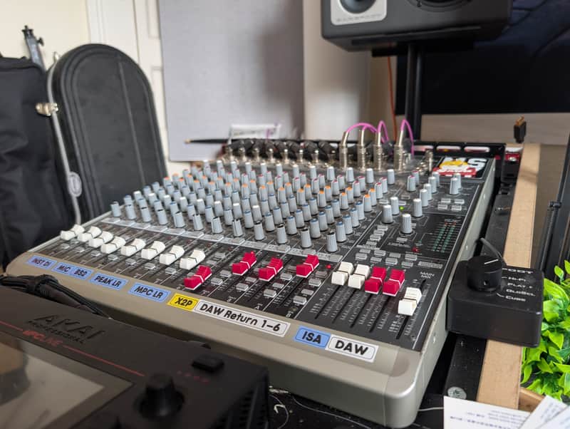 Mackie 1642-VLZ3 16-Channel Mic / Line Mixer 2008 - 2014 - Dark Gray image 1