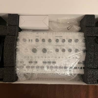 Abstrakt Instruments - Avalon Bassline (white, blue leds) + manual, original box (all like new) image 2