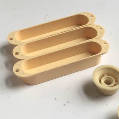 Cream Aged Relic Green Fonts Reissue Fender Strat Pickup Covers 3 Knobs Full Set image 10
