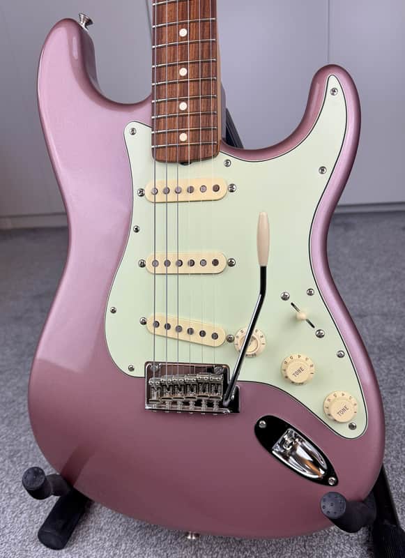 Fender Vintera '60s Stratocaster Modified with Pau Ferro Fretboard - Burgundy Mist Metallic