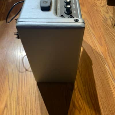 Fender Mustang I V.2 20-Watt 1x8" Modeling Guitar Combo image 4