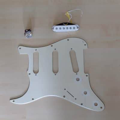 Fender American Standard Stratocaster Left-Handed with Maple Fretboard 1995 - 2000 - Black image 10