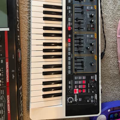 Roland SH-01 GAIA 37-Key Digital Synthesizer 2010 - 2012 - White