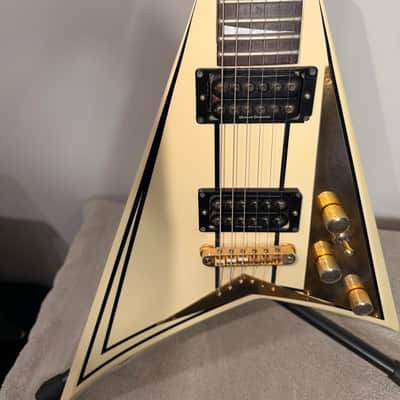 2006 Jackson Pro Series RR3 Rhoads "Special V" (Limited Run, Made in Japan). 2006 - White image 2